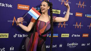 Sängerin Tali nach dem Halbfinale in Malmö in Siegerpose mit Luxemburger Fahne (Foto: IMAGO/TT)