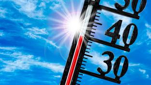 Ein Thermometer zeigt hohe Temperaturen an. (Foto: IMAGO / Wolfilser)