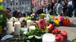 Bürger gedenken mit Blumen und Kerzen der Opfer der Messerattacke in Solingen. (Foto: IMAGO / NurPhoto/ Ying Tang)