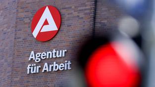 Logo: Agentur für Arbeit (Foto: IMAGO / Revierfoto)
