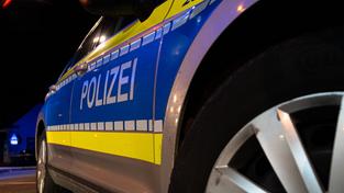 Polizeifahrzeug (Foto: IMAGO / Fotostand)