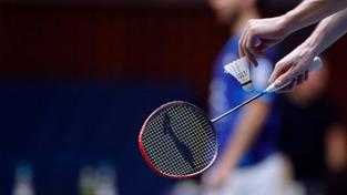 Badminton, Aufschlag auf dem Feld (Foto: IMAGO / Marcel Lorenz)