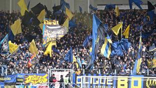 Fans im Saarbrücker Ludwigsparkstadion. (Foto: IMAGO / Jan Huebner)