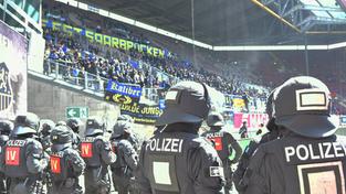 Polizeikräfte im Einsatz beim Derby vom FCK gegen den FCS (Foto: IMAGO / Werner Schmitt)