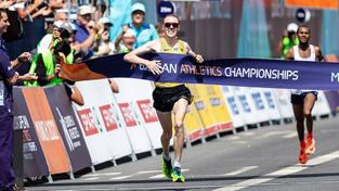 Richard Ringer überquert die Ziellinie bei der EM im Marathon in München (Foto: IMAGO / Eibner)