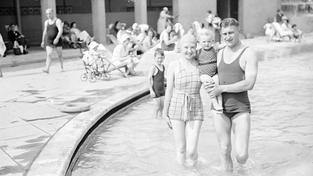 Schwimmbadbesucher im frühen zwanzigsten Jahrhundert (Foto: IMAGO / TopFoto)