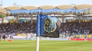 Eckfahne mit Wappen des 1. FC Saarbrücken im Ludwigsparkstadion Saarbrücken (Foto: IMAGO / Fussball-News Saarland)