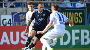 Patrick Schmidt (1.FC Saarbruecken) im Zweikampf mit Budu Zivivadze (Karlsruher SC) (Foto: IMAGO / Jan Huebner)