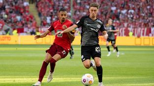 Kenny Prince Redondo (1. FC Kaiserslautern) und Carlo Sickinger (SV 07 Elversberg) auf dem Spielfeld. (Foto: IMAGO / Jan Huebner)