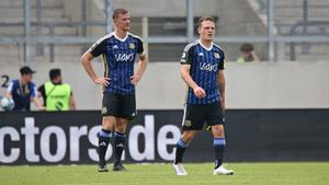 Manuel Zeitz (1. FC Saarbrücken) und Patrick Sontheimer (1. FC Saarbrücken) enttäuscht auf dem Rasen des Ludwigsparks (Foto: IMAGO / Fussball-News Saarland)