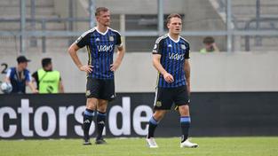 Manuel Zeitz (1. FC Saarbrücken) und Patrick Sontheimer (1. FC Saarbrücken) enttäuscht auf dem Rasen des Ludwigsparks (Foto: IMAGO / Fussball-News Saarland)