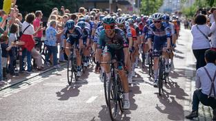 Deutschlandtour - Radprofis fahren durch die Stadt (Foto: IMAGO / Funke Foto Services)