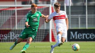 David Hummel vom FC Homburg und Lukas Laupheimer vom VfB Stuttgart II auf dem Spielfeld. (Foto: IMAGO / Pressefoto Baumann)