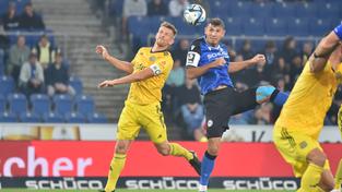 Arminia Bielefeld gegen 1. FC Saarbrücken, 29.09.2023: Semi Belkahia (Bielefeld) gegen Manuel Zeitz (FCS) (Foto: Imago/osnapix)