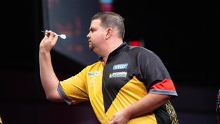 Darts-Profi Gabriel Clemens während eines Wurfs (Foto: IMAGO / Nordphoto)