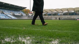 Der Rasenplatz im Saarbrücker Fußballstadion ist wegen Regens unbespielbar (Foto: IMAGO / Dennis Hetzschold)