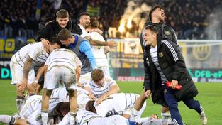 Und dann endlich der erlösende Schlusspfiff: Beim 1. FC Saarbrücken gibt es kein Halten mehr. Fans fassen sich ungläubig an den Kopf oder fallen sich in die Arme. (Foto: IMAGO / Fußball-News Saarland)