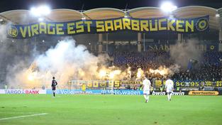 Fans des 1. FC Saarbrücken zünden Pyrotechnik beim Pokalspiel gegen Bayern München (Foto: IMAGO / Fussball-News Saarland)