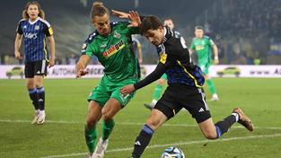 Rolf Feltscher (MSV Duisburg, links) gegen Amine Naifi (1. FC Saarbrücken) am 29.11.2023 im Ludwigspark (Foto: Imago / Fußball-News Saarland)