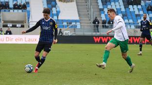 Amine Naifi (1. FC Saarbrücken) und Benjamin Böckle (SC Preußen Münster) auf dem Platz (Foto: IMAGO / Fussball-News Saarland)
