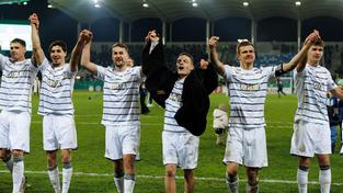 Die Mannschaft des 1. FC Saarbrücken feiert den Sieg gegen Eintracht Frankfurt im DFB-Pokalspiel im Ludwigsparkstadion (Foto: IMAGO / Fussball-News Saarland)