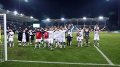 Die Mannschaft des 1. FC Saarbrücken feiert den Sieg gegen Eintracht Frankfurt im DFB-Pokalspiel im Ludwigsparkstadion (Foto: IMAGO / Eibner)