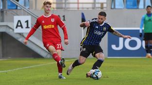 Dominik Kother (SSV Jahn Regensburg) und Calogero Rizzuto (1. FC Saarbrücken) auf dem Spielfeld. (Foto: IMAGO / Fussball-News Saarland)