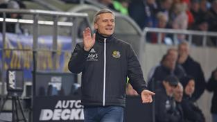 FCS-Trainer Rüdiger Ziehl feuert seine Mannschaft vom Spielfeldrand an (Foto: IMAGO / Fussball-News Saarland)