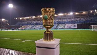 Der DFB-Pokal steht im Saarbrücker Ludwigsparkstadion am Spielfeldrand (Foto: IMAGO / Fussball-News Saarland)