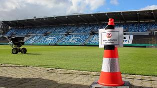 Ein Schild mit der Aufschrift "Rasen betreten verboten" steht vor dem neuen Rasen im Ludwigsparkstadion, Saarbrücken (Foto: IMAGO / Jan Huebner)