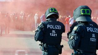 Polizeikräfte geleiten FC-Saarbrücken-Fans zum Stadion (Foto: IMAGO / BeckerBredel)