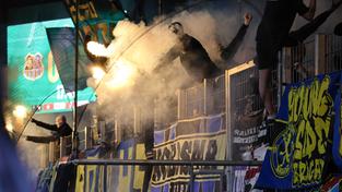 Fans des 1. FC Saarbrücken zünden unerlaubte Feuerwerkskörer im Ludwigsparkstadion beim DFB-Pokal-Halbfinale (Foto: IMAGO / Fussball-News Saarland)