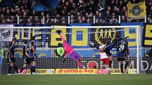 Der Torhüter des 1. FC Saarbrücken, Tim Schreiber, bei einer Parade im Spiel gegen Rot-Weiß Essen (Foto: IMAGO / Fussball-News Saarland)