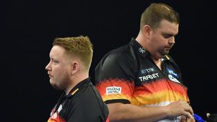 Martin Schindler (l.) und Gabriel Clemens (r.) bei der Darts-Team-WM 2024 (Foto: IMAGO / Jan Huebner)