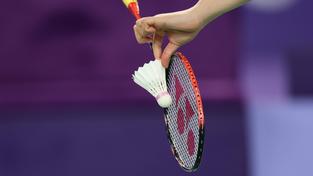 Badminton. Spieler beim Aufschlag (Foto: IMAGO / MAXPPP / Thierry LARRET)