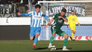 Nevio Schembri (Stuttgarter Kickers) und Max Dombrowka (FC Homburg) im Zweikampfduell. (Foto: IMAGO / Pressefoto Baumann)