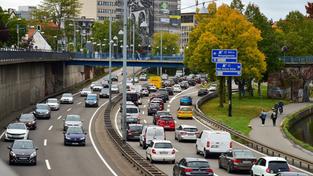 Stau auf der Saarbrücker Stadtautobahn A620 (Foto: IMAGO / BeckerBredel)