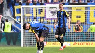 Saarbrücker Spieler stehen enttäuscht beim Spiel gegen Dresden auf dem Platz. (Foto: IMAGO / Fussball-News Saarland)