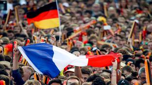 Flaggen von Deutschland und Frankreich in einer großen Menschenmenge (Foto: IMAGO / Eventpress)