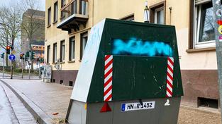 Archivbild: Ein Blitzeranhänger zur mobilen Geschwindigkeitskontrolle in Saarbrücken wurde mit blauer Farbe besprüht (Foto: IMAGO / BeckerBredel)