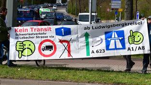 Protest gegen Schwerverkehr. Anwohner der Lebacher Straße setzen sich für die Beruhigung der Straße ein. (Foto: Imago/BeckerBredel)