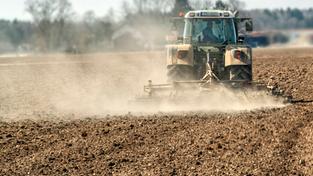 Trockener Boden. Landwirt mit Traktor auf dem Acker wirbelt Staubwolken auf. (Foto: IMAGO / Wolfgang Maria Weber)