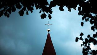 Das Kreuz einer katholischen Kirche (Foto: IMAGO / Silas Stein)