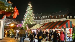 Weihnachtsbaum und Gäste zwischen den Ständen auf dem Saarbrücker Christkindelsmarkt (Foto: IMAGO / BeckerBredel)