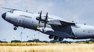 Ein Flugzeug der Luftwaffe (Foto: IMAGO / Funke Foto Services)