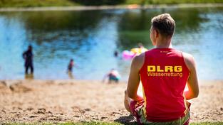 Ein Rettungsschwimmer des DLRG überwacht einen Badestrand am See (Foto: IMAGO / Funke Foto Services)