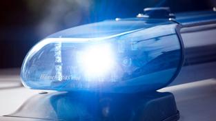 Symbolbild Polizeieinsatz: Nahaufnahme von einem Blaulicht an einem Polizeiauto (Foto: IMAGO / U. J. Alexander)