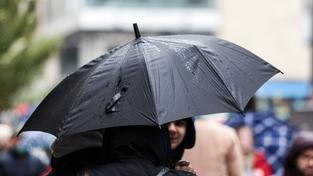 Ein schwarzer Regenschirm (Foto: IMAGO / aal.photo)