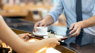 Ein Tablett mit Kaffee und Kuchen (Foto: IMAGO / Blue Jean Images)