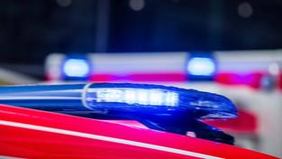 Ein Rettungswagen der Feuerwehr fährt mit Blaulicht vorbei (Foto: IMAGO / ZUMA Wire)